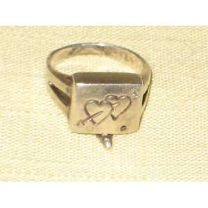   Ring   Heart w/ Arrow Pattern & Sliding Draw Compartment   Size 4 1/2