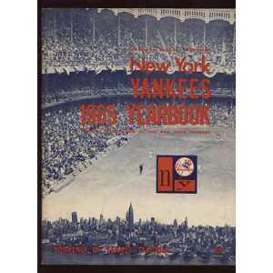 1965 New York Yankees Official Yearbook EXMT   MLB Programs and 