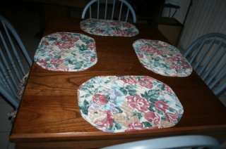   WOOD SOLID TABLE 4 CHAIRS SEAT CUSHIONS & MATCH PLACEMATS VGC  