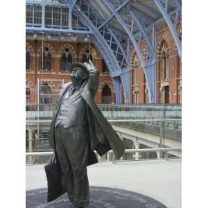  John Betjeman Statue, St. Pancras International Train 